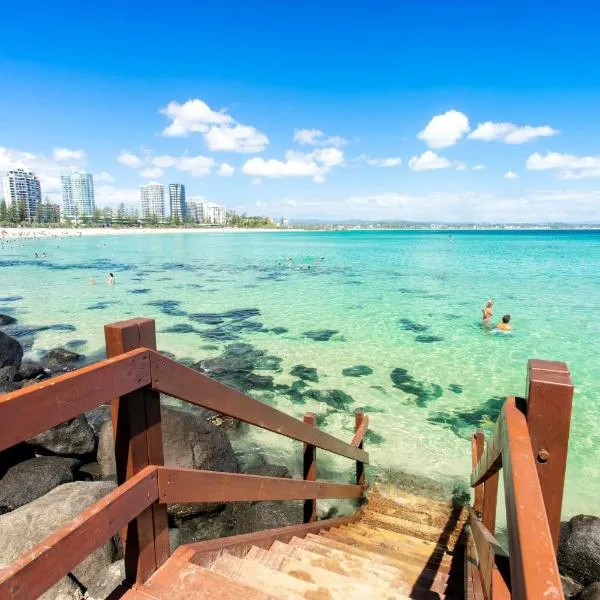 Surf Shack in Iconic Rainbow Bay - Coolangatta QLD (pet friendly),位于黄金海岸的酒店