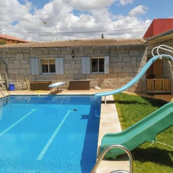 Acogedora casita loft de piedra con piscina compartida，位于纳瓦塞拉达的酒店