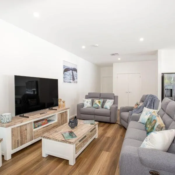 Shiloh Shores - Pet Friendly with Fire Pit - 5 Mins to Beach，位于卡尔布拉海滩的酒店