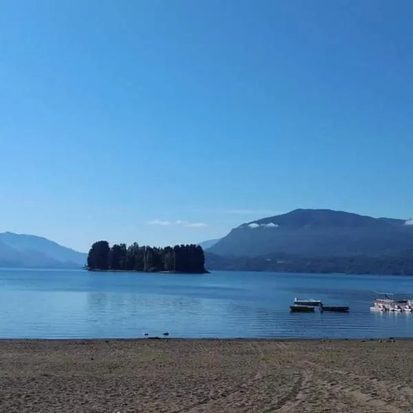 CABAÑA pasos de la playa panguipulli，位于潘吉普伊的酒店