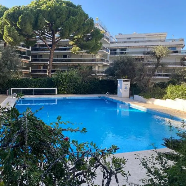 Logement en résidence vacances classe 2 étoiles au bord de mer 4 couchages avec cabine lit superposé et au salon un canapé convertible et piscine à 300 m des transports communs,gare ferroviaire,commerces et plages，位于昂蒂布的酒店