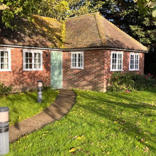 Green Cottage in grounds of Grade II* Frognal Farmhouse，位于锡廷伯恩的酒店