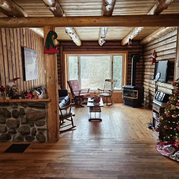 Cozy log cottage，位于Lac-Castor的酒店