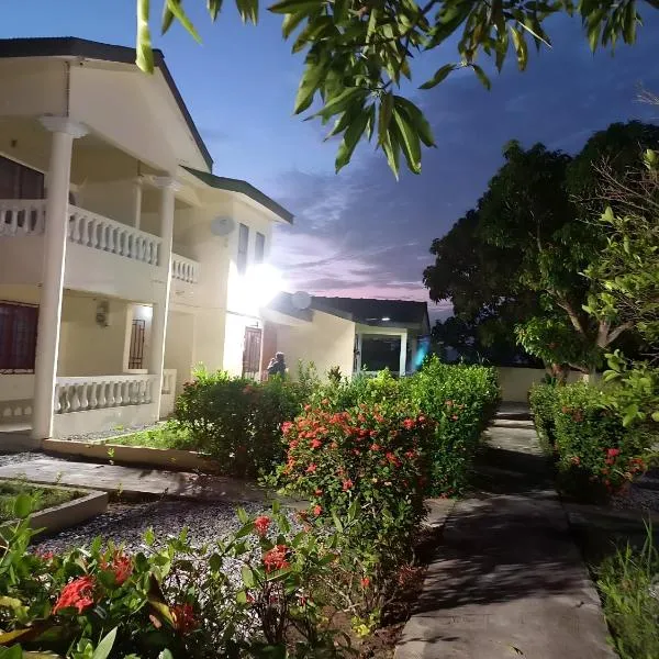 Lord's Hands Guesthouse Hotel，位于Winneba的酒店