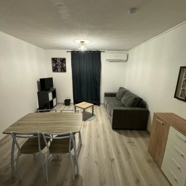 Studio avec terrasse vue sur cousson，位于迪涅莱班的酒店