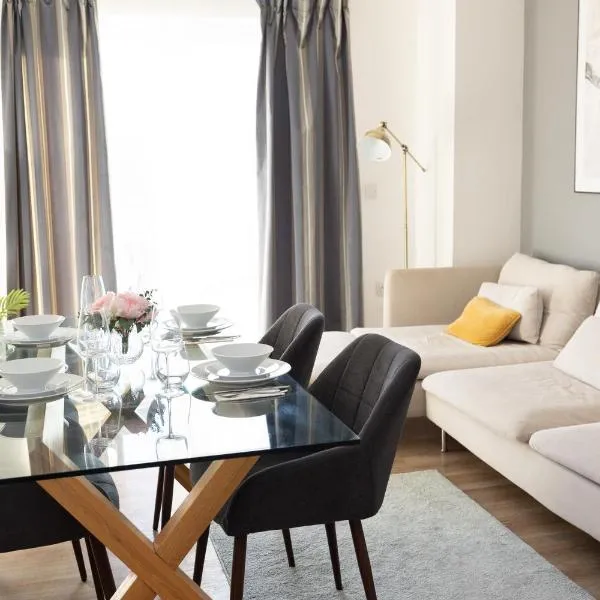 Modern, comfy 2 bedroom flat in Hatfield town centre，位于哈特菲尔德的酒店