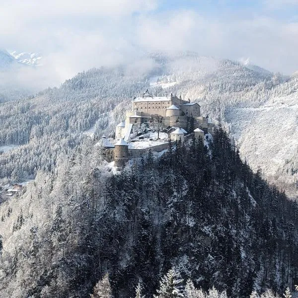 Haus Biechl mit Blick auf die Burg Hohenwerfen，位于维尔芬翁的酒店