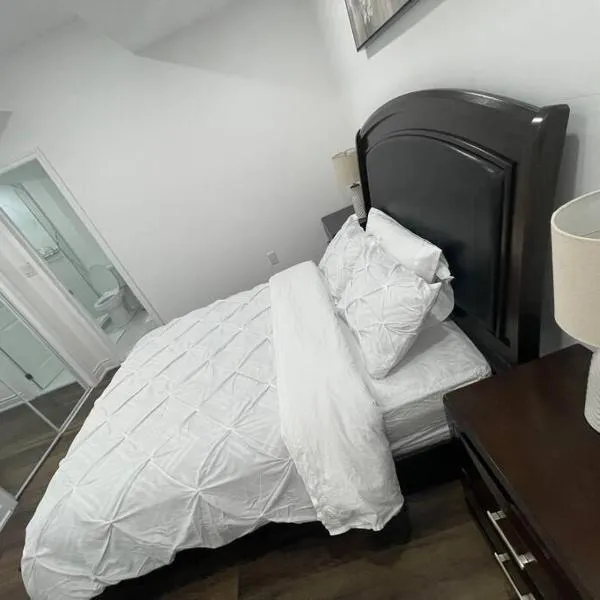luxury & Spacious 2 bedrooms basement serviced apartment，位于布兰普顿的酒店