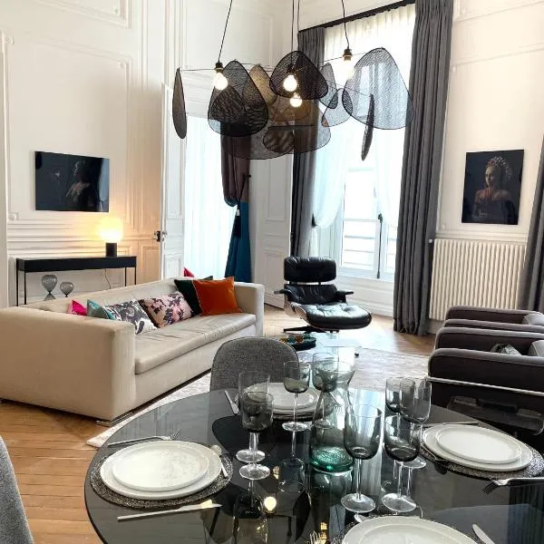 Appartement Charles Le Brun, Face au Château de Versailles, avec parking privé，位于基扬古尔的酒店