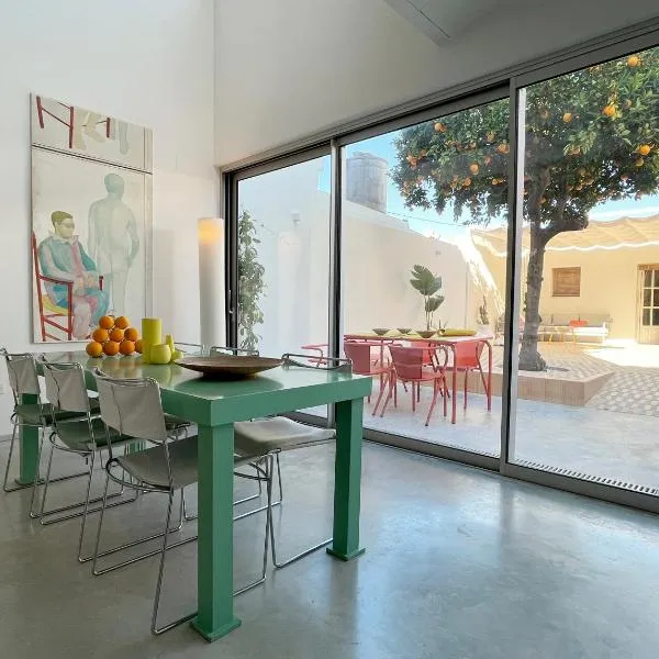 Design & art, patio with orange tree, near Seville，位于Carrión de los Céspedes的酒店
