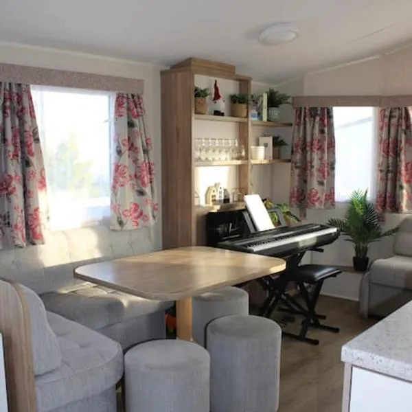 Cosy beachfront getaway in Mersea，位于Bradwell on Sea的酒店