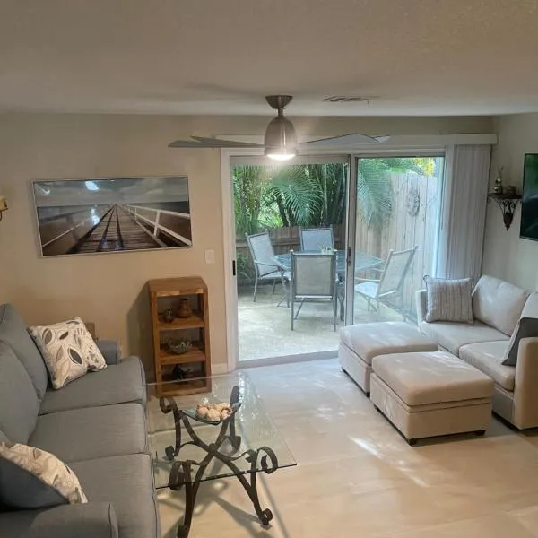 Coastal Townhome in Jupiter 1 mile to beach!，位于朱庇特的酒店
