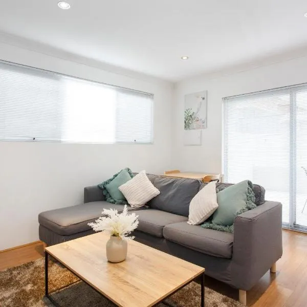Suburban Living - 2 bedroom apartment Victoria Park，位于珀斯的酒店