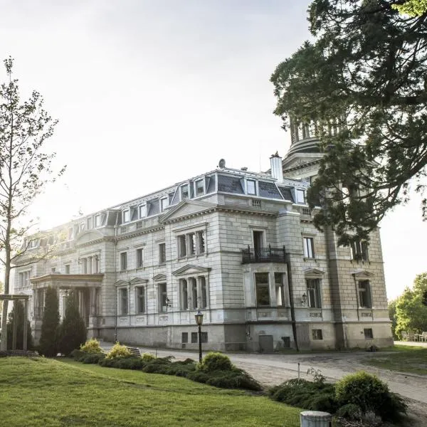 Schloss Kaarz mit Park，位于Thurow的酒店