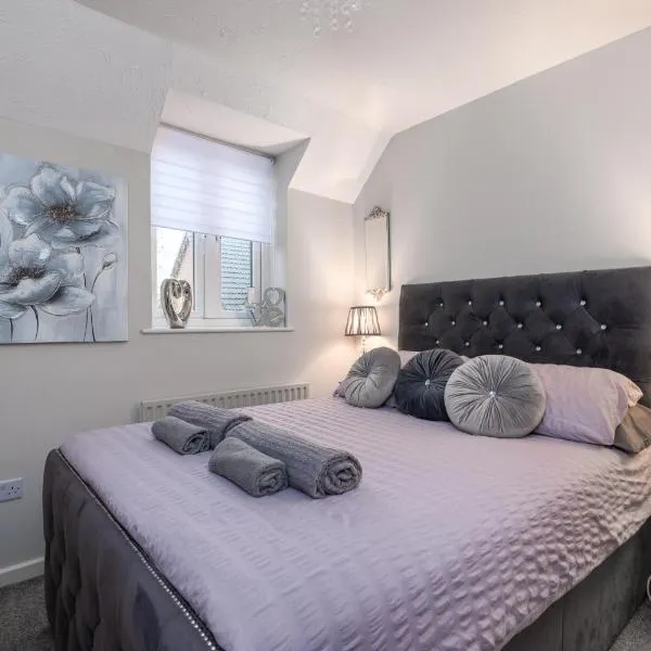WORCESTER Fabulous Cherry Tree Mews self check in dogs welcome , 2 double bedrooms ,super fast Wi-Fi, with free off road parking for 2 vehicles near Royal Hospital and woodland walks，位于Grafton Flyford的酒店
