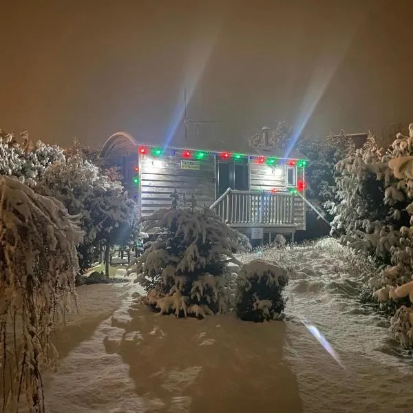 The Little John Petite Cosy Log Cabin - Sleeps 2 Near Sherwood Forest at Fairview Farm Nottingham set in 88 acres，位于Crich的酒店