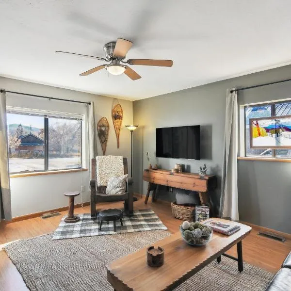 Single Tree Cottage - Walk to Downtown Chama!，位于Chama的酒店
