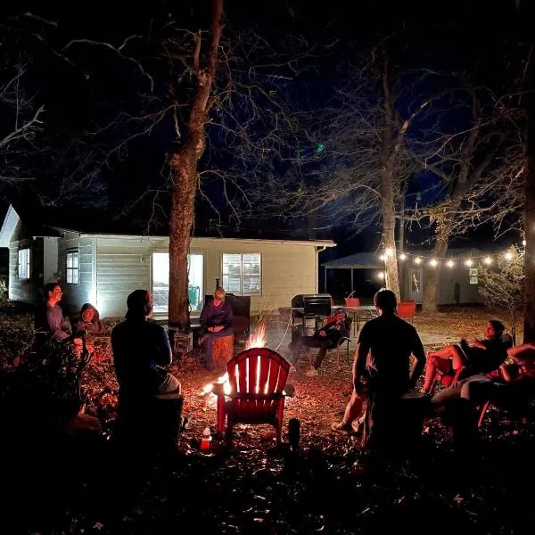 Owl Hoot Lake Retreat- Dock, beach & wooded haven!，位于Texanna的酒店