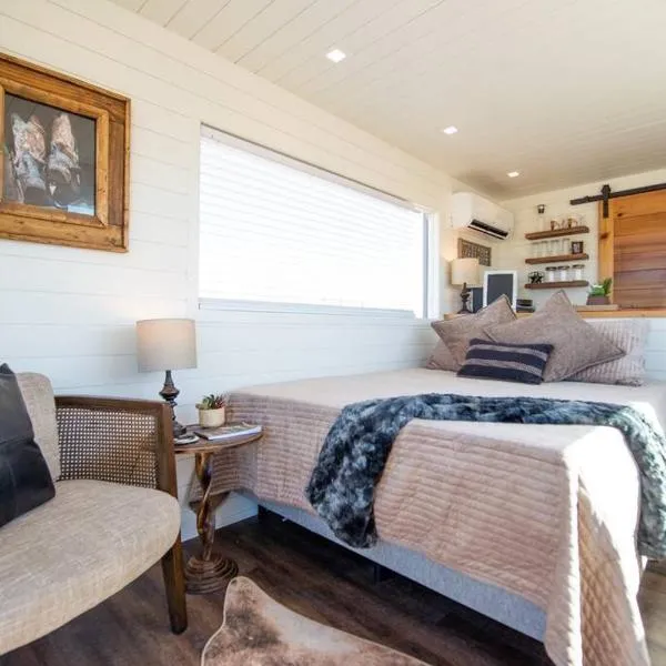 New The Cowboy Boots-Shipping Container Home，位于阿尔派恩的酒店