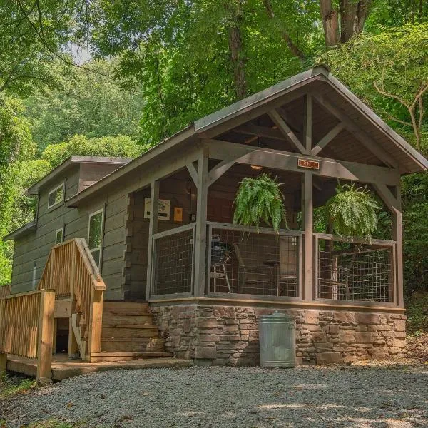 Ernie Cabin Wauhatchie Woodlands Tiny Cabin，位于查塔努加的酒店