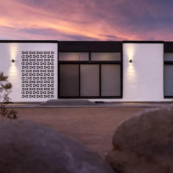 Neutra Home Joshua Tree Luxury Retreat Pool and Spa，位于约书亚树的酒店