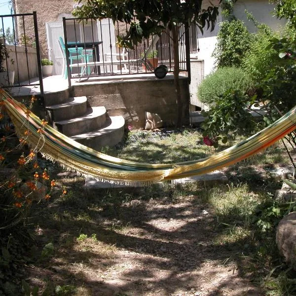 studio au pied des troglodytes, près de la plage，位于Saint-Chamas的酒店