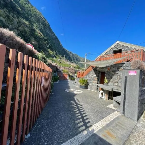 Cozy chalet with ocean view，位于塞沙尔的酒店