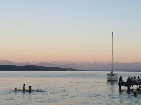 Central Starnberg and surrounded by nature，位于施塔恩贝格的酒店