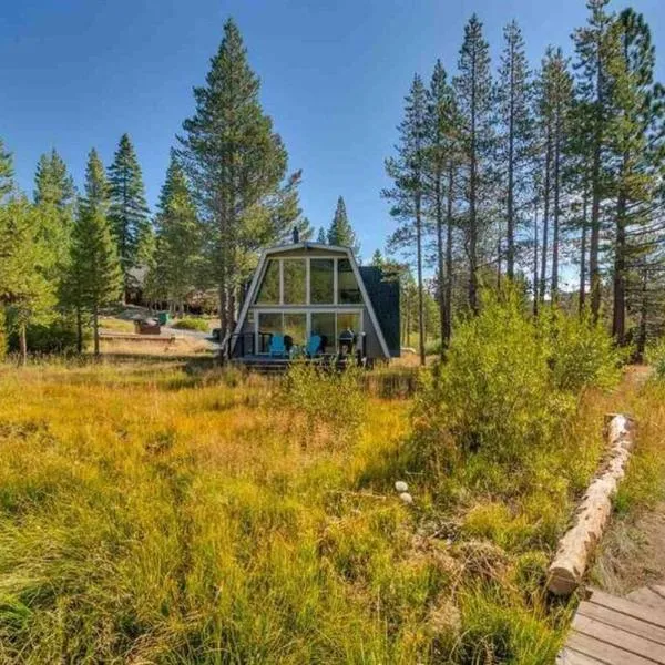 Modern Gambrel Cabin Near Ski Resorts，位于特拉基的酒店