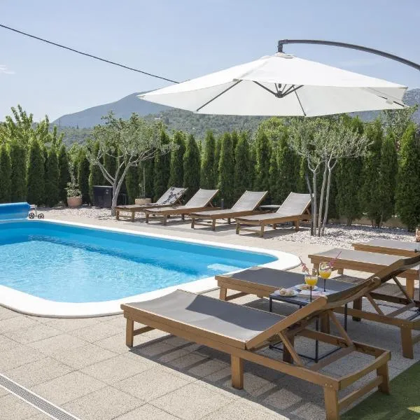 Holiday Home EB with Heated Pool，位于Smoljanovići的酒店