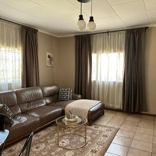 Serene 3 bedroom house in Olympia, Lusaka，位于卢萨卡的酒店