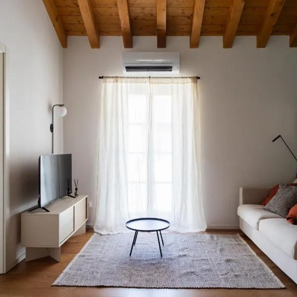 Double Private Parking, 2 Bedrooms & 2 Bathrooms - Elegant Apartment in Old Town，位于乌迪内的酒店
