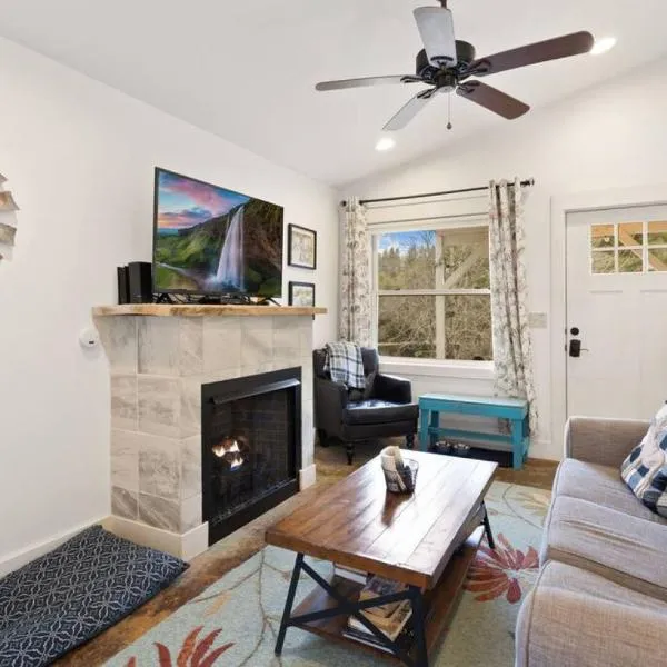 Clementine Cottage at Doe Creek，位于布洛英罗克山的酒店