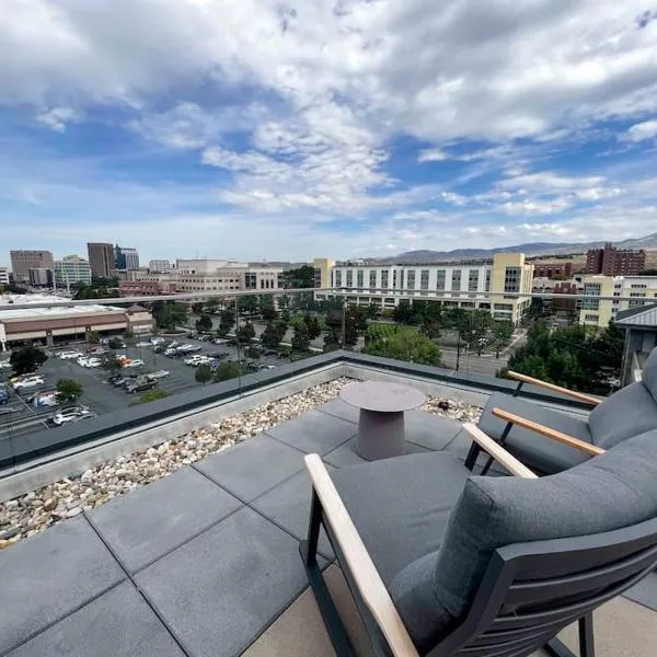 Boho-Luxe Studio - Pink Accents & Mountain Calm，位于博伊西的酒店