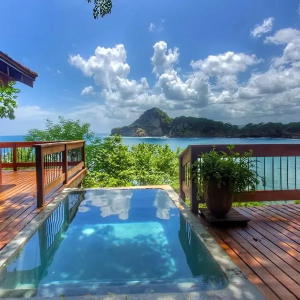 Aqua Oceanfront Hotel Resort，位于El Gigante的酒店