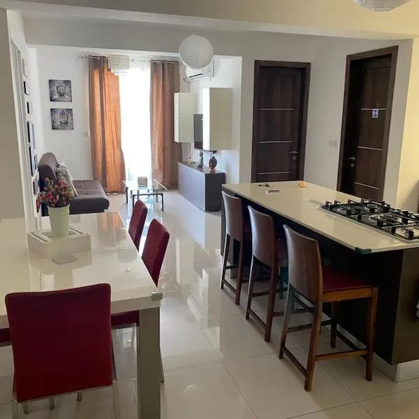 Beautiful and Spacious 2 double bedroom apartment，位于Pietà的酒店