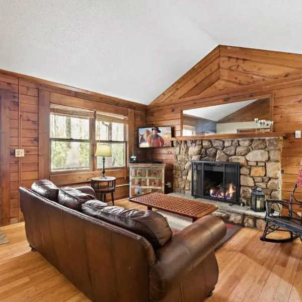Picturesque Riverside Cabin with Fireplace and Porch，位于布洛英罗克山的酒店