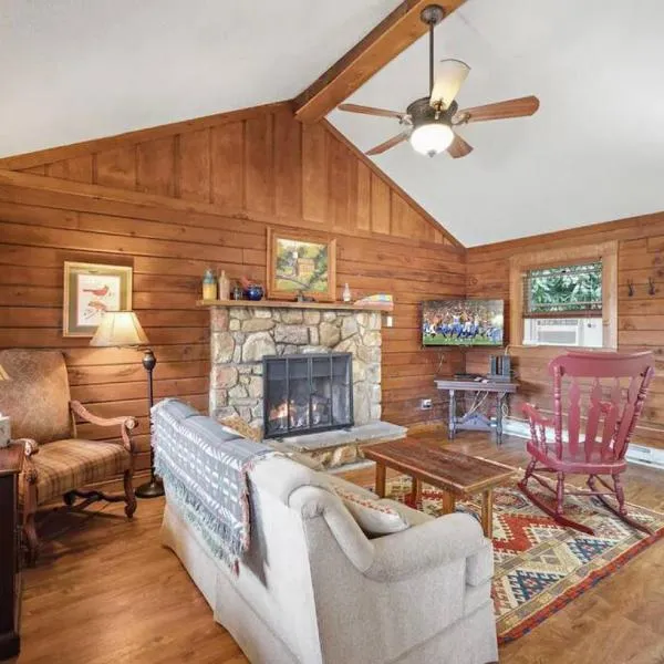 Log cabin on peaceful river，位于布洛英罗克山的酒店
