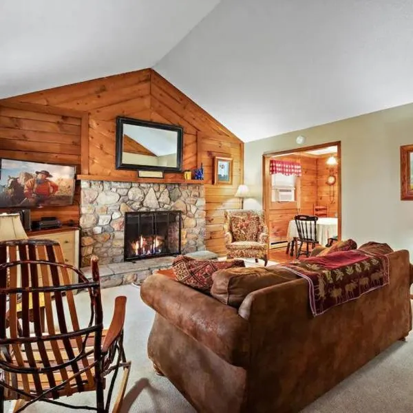 Classic Log Cabin with Fireplace on Quiet River，位于布洛英罗克山的酒店