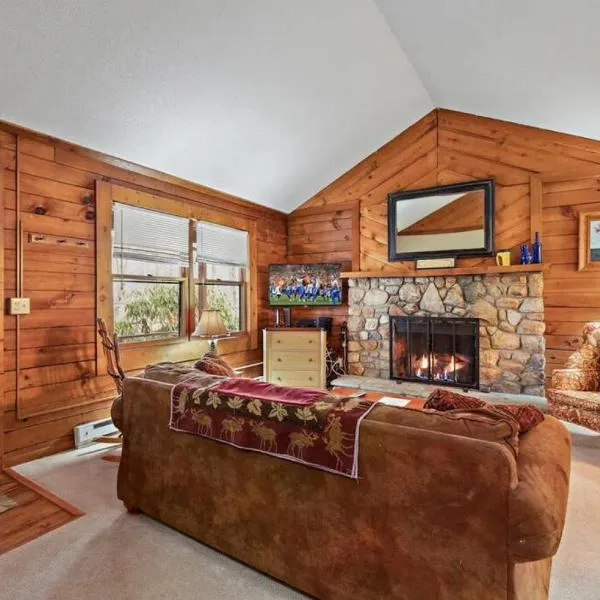 Classic Log Cabin with Fireplace on Quiet River，位于布洛英罗克山的酒店