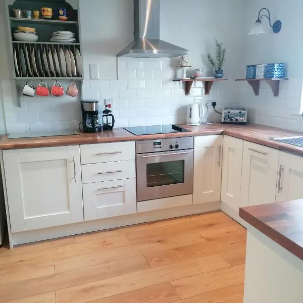 Castlebar 3 bedroom house，位于Balloor的酒店