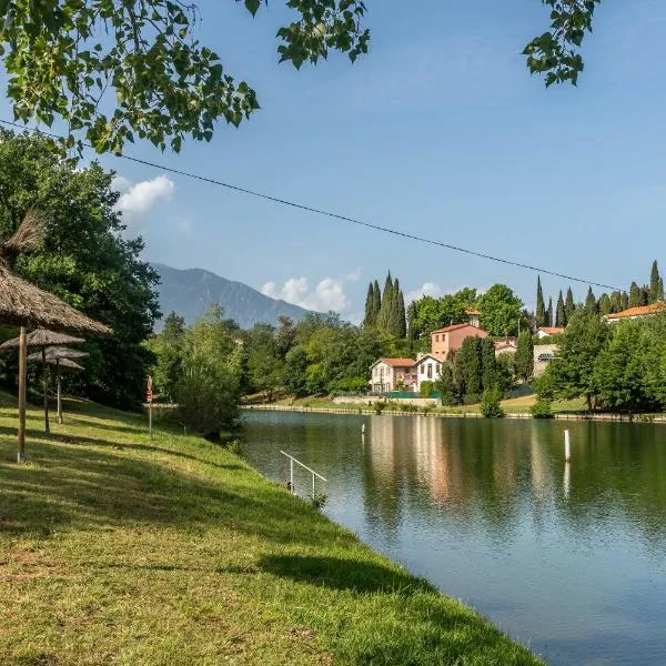 Camping les Rives du Lac de Vinça，位于Boule - dʼAmont的酒店