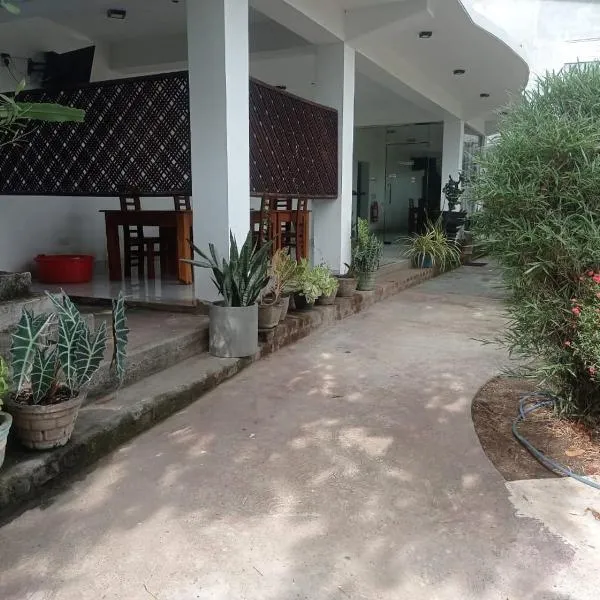 Senanayaka Holiday Inn，位于波隆纳鲁沃的酒店