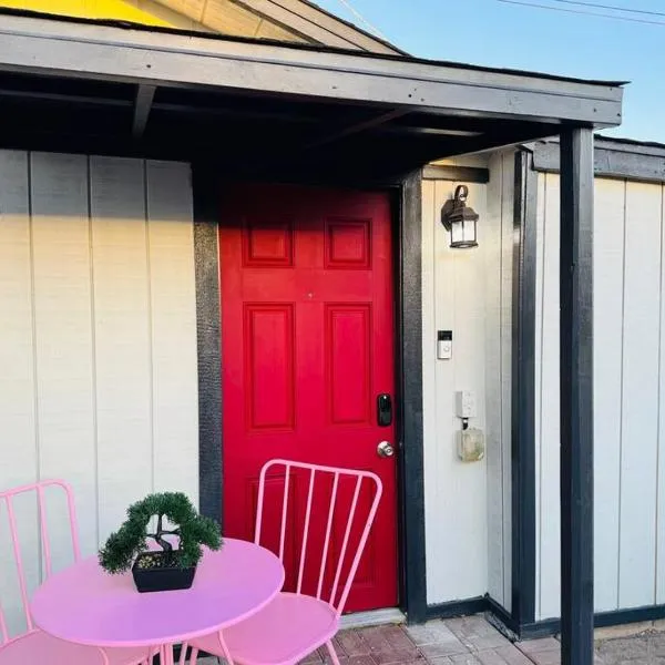 New Tiny Home Uptown Phoenix (Unit E)，位于凤凰城的酒店