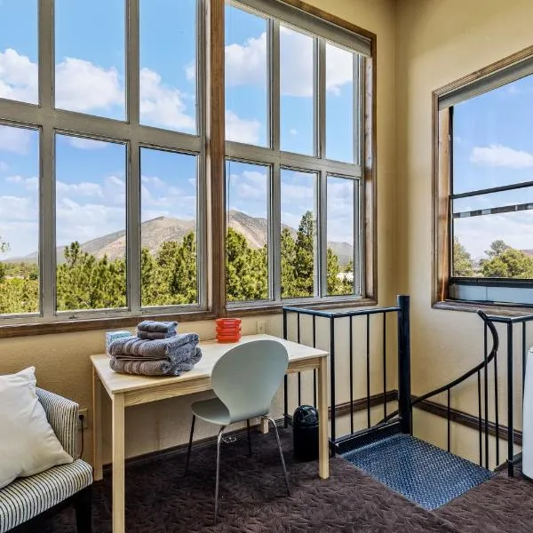 Delightful 1 bdrm Country Club Retreat with Mt Elden Views!，位于弗拉格斯塔夫的酒店