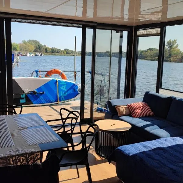 Houseboat Water King apartament pływający dom na wodzie łódź Hausboot 7 os，位于Brzezina的酒店