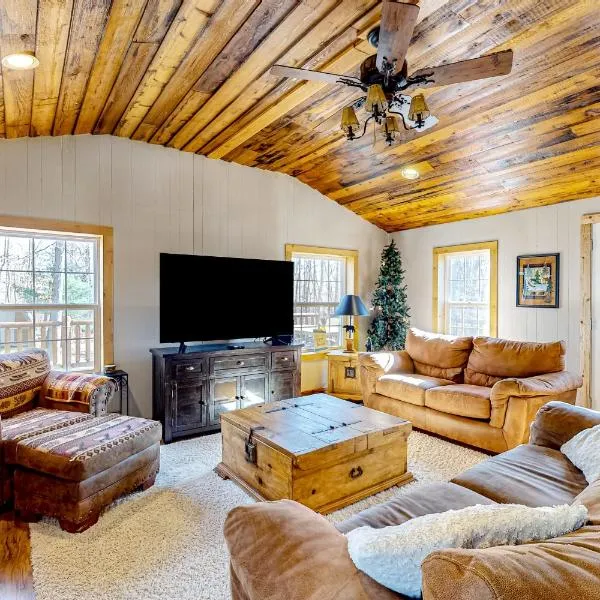 Pine Woods Cabin，位于麦克亨利的酒店