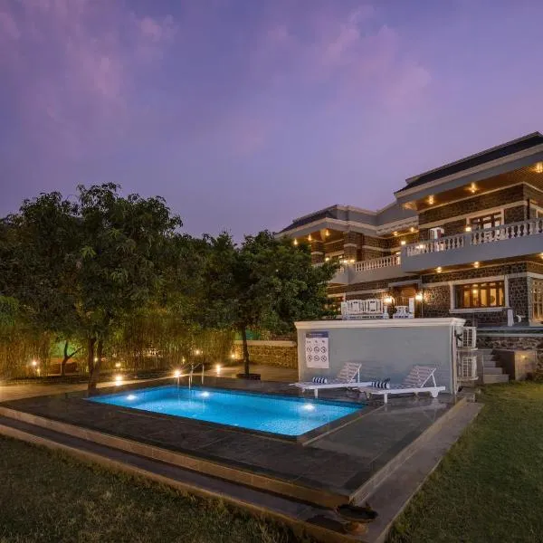 SaffronStays Peshwaai - 5BR Karjat villa with lawn pool & terrace plunge, mezzanine family rooms, near Songiri & Kondhana，位于卡尔贾特的酒店