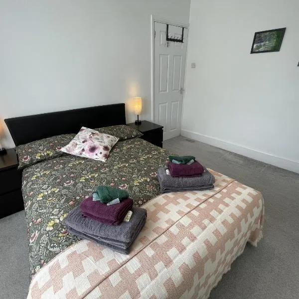 Double Bedroom in Sudbury Hill Wembley - 10 mins from Wembley Stadium，位于Harrow on the Hill的酒店