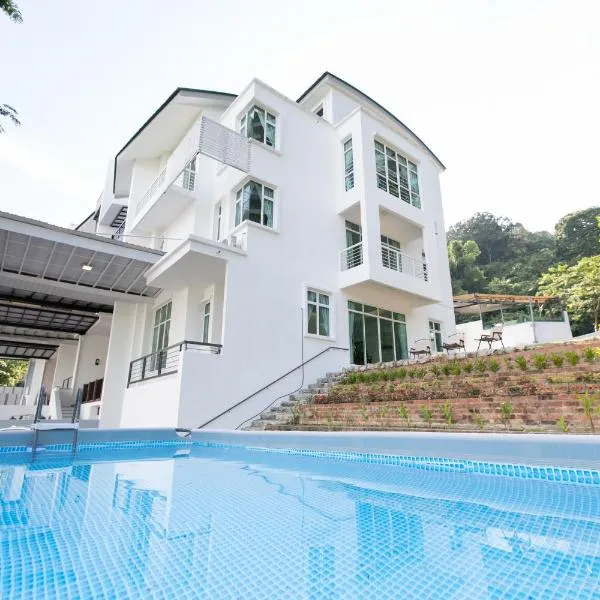 Beach side spacious 5BR 20pax pool house，位于峇都丁宜的酒店